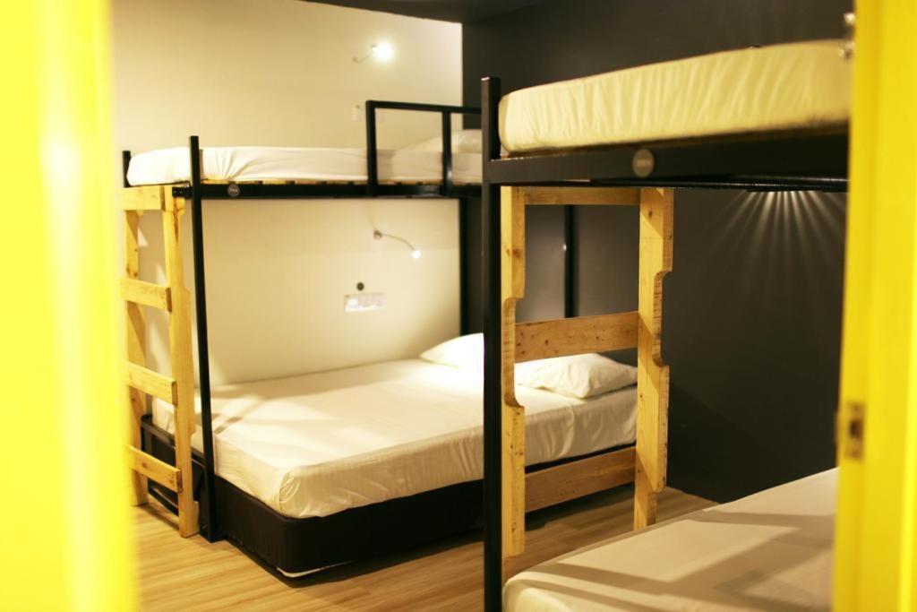 Revopackers Beds And Bunks Hostel Kuala Lumpur Exterior foto